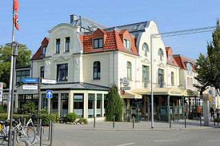 Historische Architektur im Ostseebad Kühlungsborn; die Jugendstilvilla mit Ferienwohnungen und Geschäften im Erdgeschoss steht als herausragendes Baudenkmal der Stadt unter Denkmalschutz.