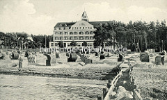 Historische Fotografie vom Ostseebad Kühlungsborn - Blick auf den Strand mit den Sandburgen und Strandkörben, dahinter das Kurhaus.