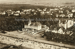 Historische Luftaufnahme von Arendsee / Kühlungsborn an der Ostsee; Blick auf das Kurhaus und die Strandpromenade.