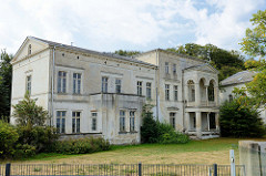Klassizistische Architektur an der Promenade vom Ostseebad Heiligendamm; leerstehende Villa / Haus Anker - erbaut 1858.
