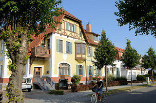 Architektur im Heimatstil, Haus mit Ferienwohnungen - Fachwerkgiebel und  Fenstererker, kaiserliches Postamt in der Strandstraße im Ostseebad Kühlungsborn.