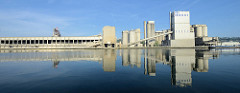 Industrieanlage am Ufer des Albert Kanals in Belgien.