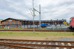 Lokschuppen / Ringsschuppen der Eisenbahn in Wismar; Fachwerkgebäude vom Bahnbetriebswerk Wismar - der  Ringlokschuppen  steht unter Denkmalschutz.