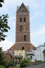 Kirche St. Georgen in Wismar; ihr Bau wurde 1295 begonnen und war das  Gotteshaus der Landesherren und der Handwerker von Wismar. Die Kirche steht als Teil der Wismarer Altstadt seit 2002 auf der Liste des UNESCO-Weltkulturerbes.
