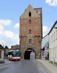 Historische Stadtbefestigung der Kleinstadt Gartz an der Oder; Reste der Stadtmauer und der  unter Denkmalschutz stehende Torturm Stettiner Tor.
