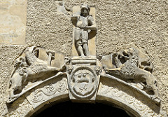 Eingangsportal mit Steinrelief in Form eines Ritters Greif und Löwe mit Wappen; Wohnhaus in der Steiner Landstraße im Stadtteil Stein der Stadt Krems an der Donau.