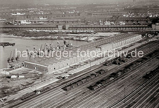 Luftfotografie Hafen Hamburg - Süd West Hafen;  Winkhukkai, ca. 1932. Lagerschuppen 59  mit den Tonnengewölben am Veddeler Damm und den Gleisanlagen des Güterbahnhofs Hamburg Süd - der Togo Kai ist noch nicht befestigt.