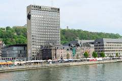 Moderne und historische Architektur am Ufer der Maas in Lüttich / Liège; Bürohochhaus und Gründerzeit - Wohnhäuser.