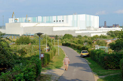 Blick über eine Kleingartenanlage / Schrebergarten in Wismar, dahinter die großen Werftbauten der Werftengruppe Nordic Yards.