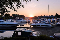Sonnenaufgang bei der Marina  Oderberg an der Alten Oder; der Hafen und Wasserwanderrastplatz hat ca. 75 Liegeplätze und ein angeschlossenes Restaurant.