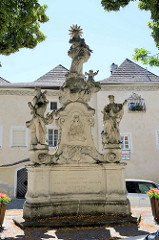 Mariensäule auf dem Johann-Michael-Ehmann-Platz in Stein an der Donau /Ortsteil von Krems. Die Säule wurde 1744 errichtet, auf dem Unterbau stehen die Figuren der hl. Rochus und Sebastian , die krönende Figur ist eine  Maria Immaculata auf der Wolke