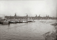 Der alte Petroleumhafen wurde ab der 1920er Jahre zum Südwesthafen umgebaut; Schuten liegen in der Mitte des Hafenbeckens. Im Hintergrund liegen die langgestreckten Kaischuppen 60/61/62 am Kamerunkai.