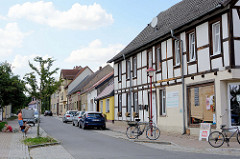 Geschäft/Kiosk und historische Wohngebäude in der Ziegelstraße von Gartz/Oder