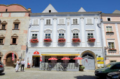 Blick über den Schürerplatz auf den historischen Einzingerhof in der Steiner Landstraße von Stein an der Donau, Ortsteil Krems. Das  Gebäude mit der barocken Fassade ist im 15./16. Jahrhundert entstanden.