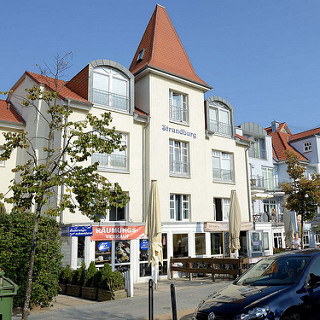 Wohnhaus mit Ferienwohnungen und im Erdgeschoss Geschäfte in der Strandstraße von Kühlungsborn.