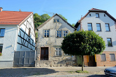 Wohnhäuser, einstöckige Einzelhäuser  in Oderberg, teilweise restauriert.