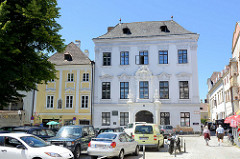 Historische denkmalgeschützte Architektur am Schürerplatz in Stein an der Donau /Krems. Blick auf das sogenannte Mazzettihaus – ein palaisartiges Eckhaus mit reich dekorierte  Fassade. Das Wohnhaus wurde 1720 für den Bürgermeister Jakob Oswald von M