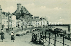 Historische Fotografie vom Quai de Maestricht; Abfahrt zur Anlegestelle für die Binnenschiffe - ein Pferdefuhrwerk wird beladen. Links das Curtius Museum, um 1610 als Privathaus für Jean Curtius, Industrieller und Munitionslieferant der spanische