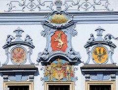 Fassadenschmuck mit Wappen an der Fassade historischen Rathaus von Budweis /  České Budějovice. Das Bauwerk im Stil des Barock wurde 1730 nach den Plänen des Architekten Anton Erhard Martinelli errichtet.