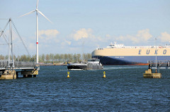 Hafenbecken beim Boudewijnkanal; ein RoRo Schiff liegt am Kai - ein Tankschiff fährt in den Kanal ein.