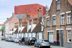 Historische Wohnhäuser in der Boeveriestraat von Brügge - die rote Fassade vom Konzertsaal überragt alles.