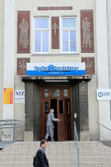 Hauseingang zum Krankenhaus in Langenbielau / Bielawa;  Wandbild zum Thema Krankheit / Heilung.