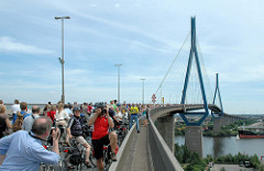 Fahrradsternfahrt über die Köhlbrandbrücke in Hamburg - die FahrradfahrerInnen geniessen den Ausblick von der Autobrücke auf die Süderelbe.