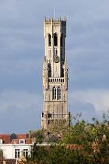 Blick über die Dächer der Stadt Brügge zum 83m hohen Brügger Belfried - flämischer Glockenturm als Symbol der bürgerlichen Macht. Als sicherster Ort einer Stadt beherbergte der Turm in seinem Innern meist das Stadtarchiv, die Schatzkammer und oft