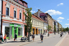 Geschäftsstraße /Fußgängerzone Lannova tr.   in   Budweis / České Budějovice; renovierte Wohn- und Geschäftshäuser mit teilweise bunter Fassade.