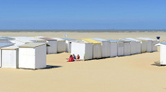 Strand mit zusammengestellten Badehäuschen an der Nordsee in Zeebrugge.
