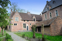 Gebäude im drei Hektar Großen Beginenhof in Löwen / Leuven; der Löwener Beginenhof ist ein typischer Stadtbeginenhof mit zahlreichen kleinen Straßen und Plätzen. Der größte Teil  einzelner Häuser stammt aus dem 16. Jahrhundert.