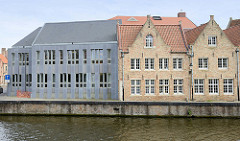 Neu + Alt - historische Backsteingebäude neben einem Neubau an der Potterierei in Brügge.