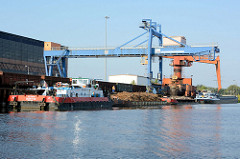 Silokanal bei Brandenburg an der Havel - Hafenanlage zum Verladen von Schrott / Metall; polnische Binnenschiffe - Schubschiff mit Leichter -  liegen am Kai.