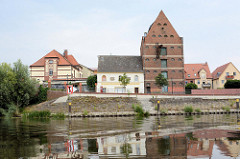 Blick über die Havel zum denkmalgeschützten Speicher am Havelvorland.
