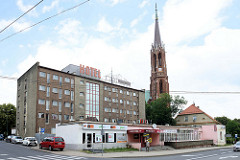 Hotel Eule in Langenbielau, Bielawa; davor ein Flachbau als Restaurant sowie rechts der hohe  Kirchturm der Katholischen Kirche Maria Himmelfahrt; geweiht 1876 - Architekt Alexis Langer.