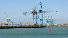 Panoramablick über die Hafenanlage / Containerhafen mit den Hafenkränen in Zeebrugge.
