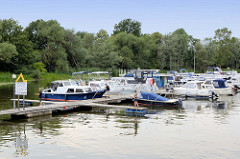Wassertouristikzentrum / Marina am Hafen von Havelberg - Sportboote am Steg, gelbes Zeichen für Gastlieger / gelbe Welle Wasserwandern.