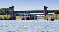 Mündung / Einfahrt zum Elbe Seitenkanal an der Elbe bei   Artlenburg . Ein Binnenschiff und ein Sportboot fahren in den Kanal ein.