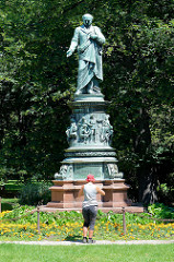 Statue Karl Adalbert (Vojtěch), Ritter von Lanna  im Park von Budweis, aufgestellt 1879 - Bildhauer Franz Pöenninger. Lanna war ein Budweiser Großindustrieller, der unter anderem die erste böhmische Eisenbahn gebaut hat.