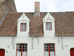 Wohnhäuser, Godshuizen / Gotteshäuse in der Boeveriestraat von Brügge - Sozialwohnungen, im 14. Jahrhundert von reichen Bürgern oder Gilden für Arme, Alte oder Witwen errichtet.