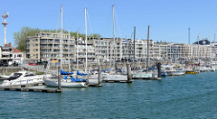 Sportboote - Segelboote und Motorboote - liegen in der Marina von Seebrügge.