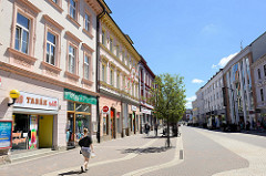 Geschäftsstraße /Fußgängerzone Lannova tr.   in   Budweis / České Budějovice; renovierte Wohn- und Geschäftshäuser mit teilweise bunter Fassade.