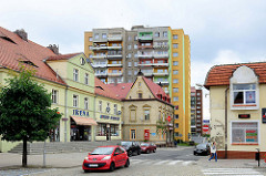 Marktplatz mit Geschäfts- und Wohnhäusern im Zentrum von Langenbielau/Bielawa.