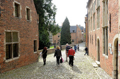 Areal beim Großen Beginenhof  in Löwen / Leuven. Der Löwener Beginenhof ist ein typischer Stadtbeginenhof mit zahlreichen kleinen Straßen und Plätzen. Die meisten Häuser stammt aus dem 16. Jahrhundert.