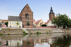 Blick über die Havel zum denkmalgeschützten Speicher am Havelvorland; re. die St. Laurentius Kirche.