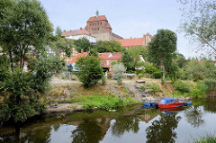 Blick über den Stadtgraben zum  zum Domberg mit dem romanischen Havelberger Dom.