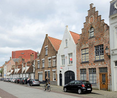 Historische Wohnhäuser in der Boeveriestraat von Brügge - die rote Fassade vom Konzertsaal überragt alles.