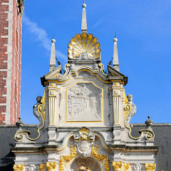 Detail / Schmuckgiebel mit vergoldeten Reliefdekor an der Universitätsbibliothek in der belgischen Stadt Löwen/Leuven. Das historische Gebäude stammt  ursprünglich aus dem Anfang des 14. Jahrhunderts, wurde 1915 zerstört und wieder aufgebaut.