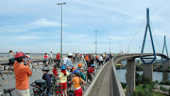 Fahrradsternfahrt über die Köhlbrandbrücke in Hamburg - die FahrradfahrerInnen geniessen den Ausblick von der Autobrücke auf die Süderelbe.