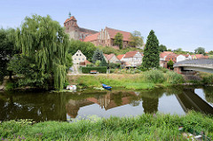 Blick über den Stadtgraben zum  Domberg mit dem romanischen Havelberger Dom.